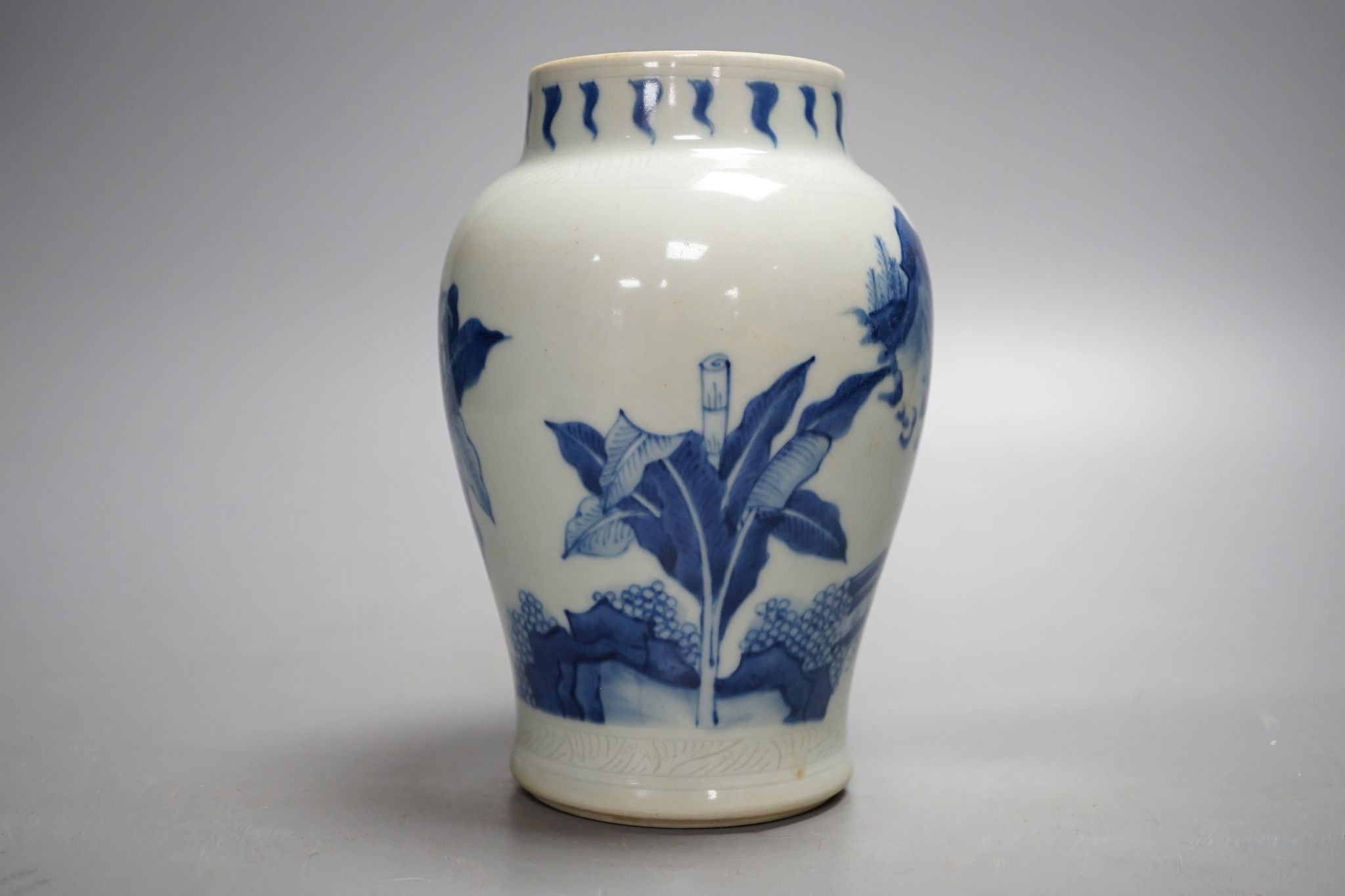 A 19th century Chinese blue and white vase, 16cm